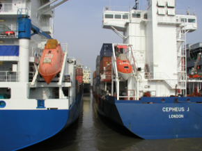 Foto: Volle Schleusenkammer Brunsbüttel Foto: Volle Schleusenkammer Brunsbüttel