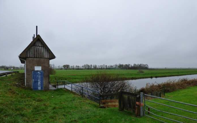Das Bild zeigt ein Schützenhaus des Polders Schwabstedt-Westerkoog - Sielauslass Richtung Treene