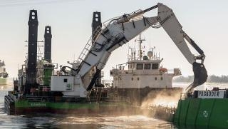 Das Bild zeigt den Tieflöffelbagger Samson beim Beladen der Spaltklappschute Padagger mit Baggergut Das Bild zeigt den Tieflöffelbagger Samson beim Beladen der Spaltklappschute Padagger mit Baggergut