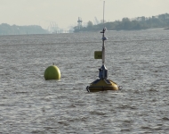 Das Bild zeigt einen Sondenapparat, der im Wasser schwimmt Das Bild zeigt einen Sondenapparat, der im Wasser schwimmt