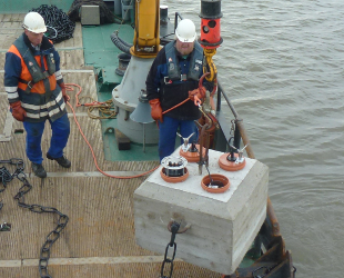 Das Bild zeigt das Ausbringen der Messeinrichtung für Wellenmessung Das Bild zeigt das Ausbringen der Messeinrichtung für Wellenmessung