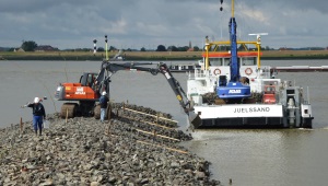 Das Bild zeigt eine Buhnensanierung an der Elbe durch den Außenbezirk Wedel. Das Bild zeigt eine Buhnensanierung an der Elbe durch den Außenbezirk Wedel.