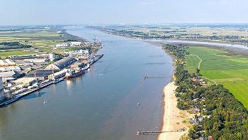 Das Bild zeigt die Unterweser bei Hafen Brake Das Bild zeigt die Unterweser bei Hafen Brake